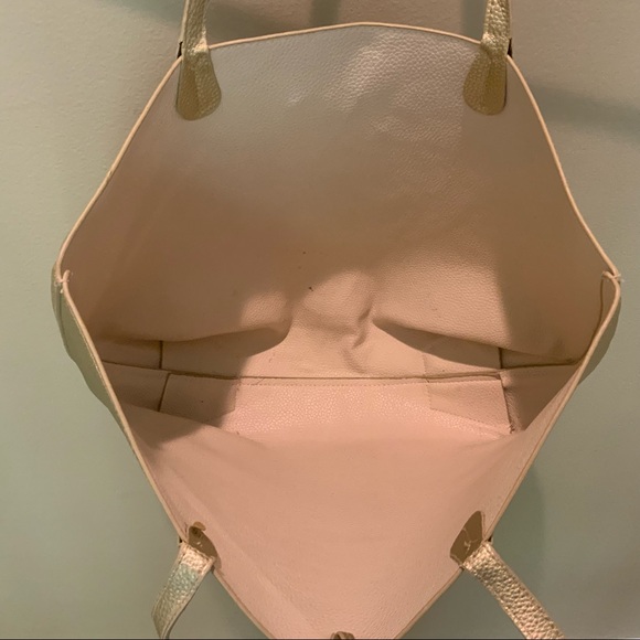 ROOMY GOLD FAUX LEATHER TOTE -GREAT CONDITION - Picture 5 of 6